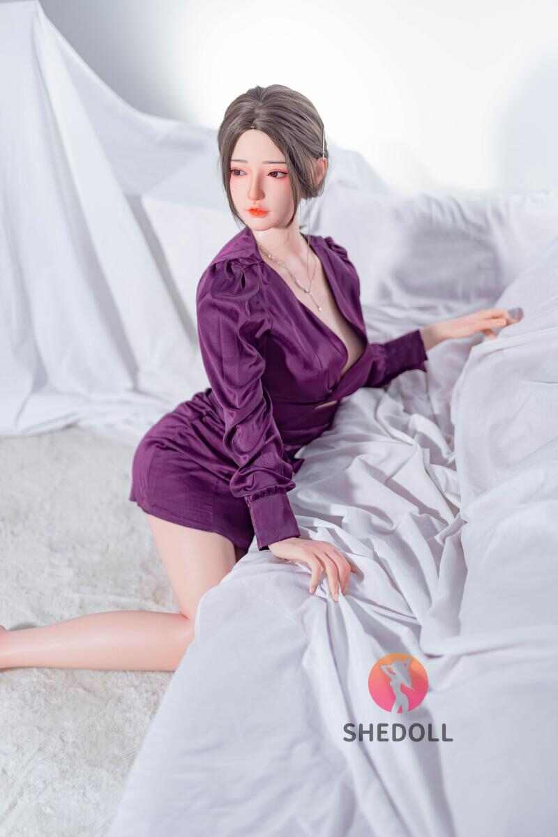 SHEDOLL 花音 158cm｜C杯臥房輕熟女 · 深V紫睡袍｜蜜桃嬌體暗香｜髮絲盈腰+溫感搖顫｜專屬解慾人妻偶